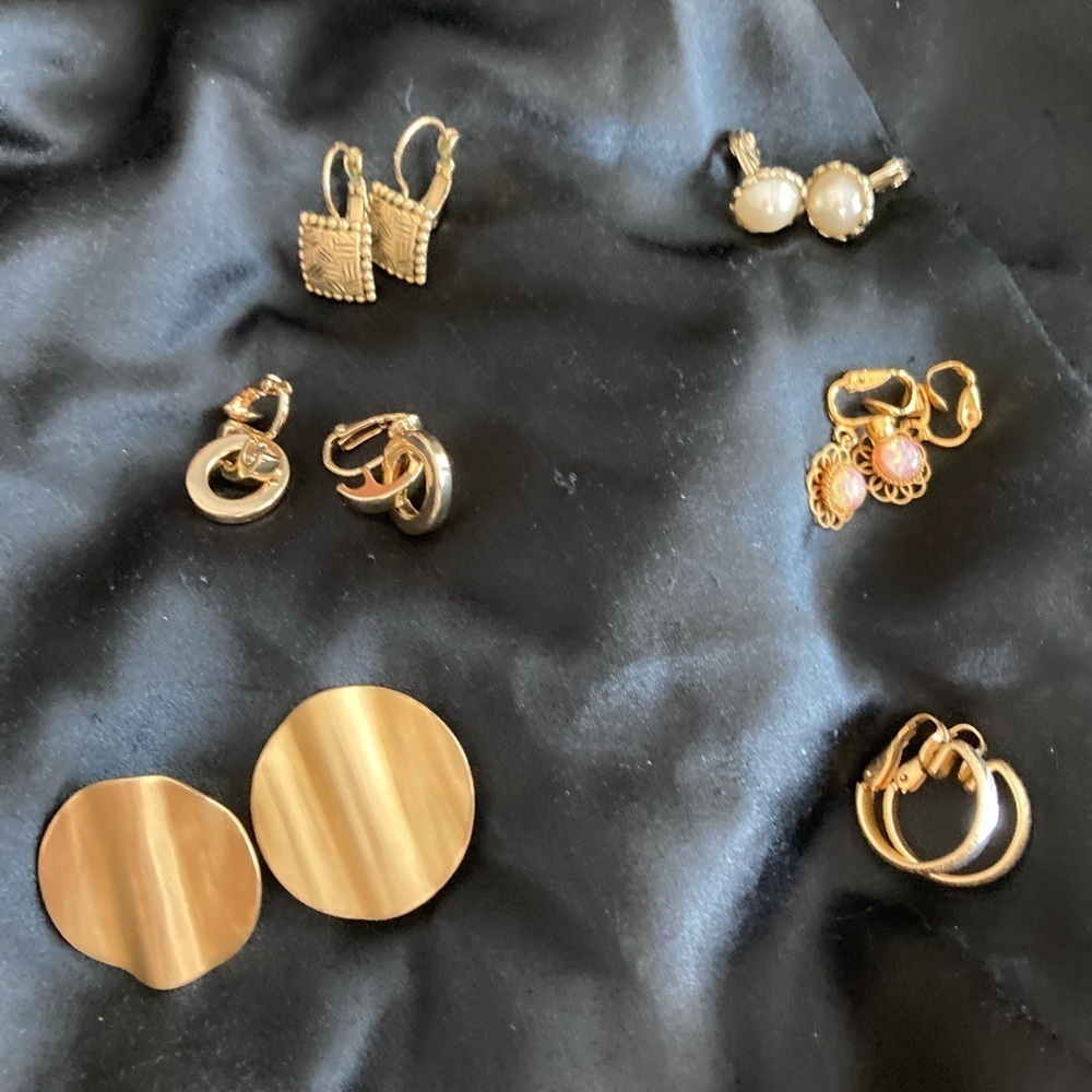 Vintage Designer Costume Clip On Monet Hong Kong unbranded 6 pair gold tone